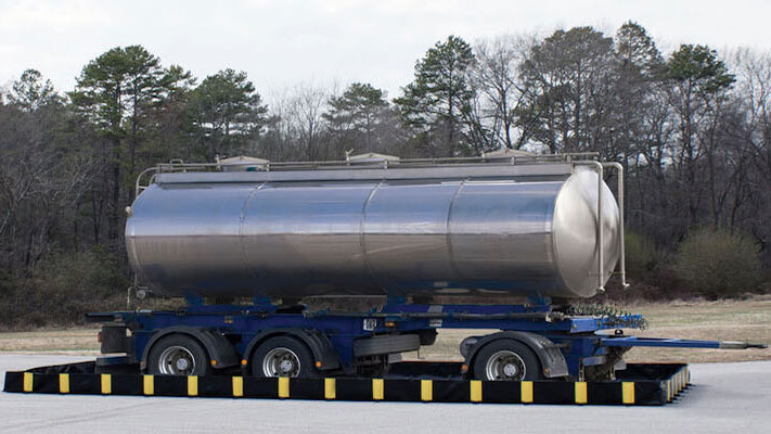 Portable spill containment berm used under equipment to prevent liquid leakage