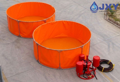 Oil skimmer and temporary storage tank for LNG bunkering port oil recovery