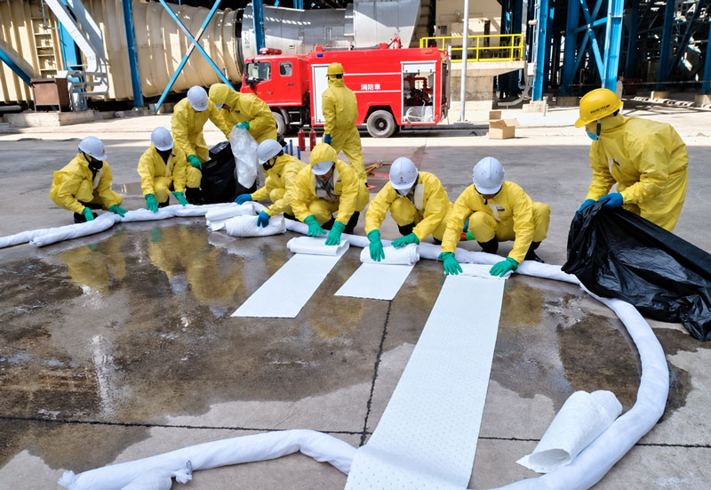 Oil absorbent pads rolls booms and spill kits for oil spill cleanup